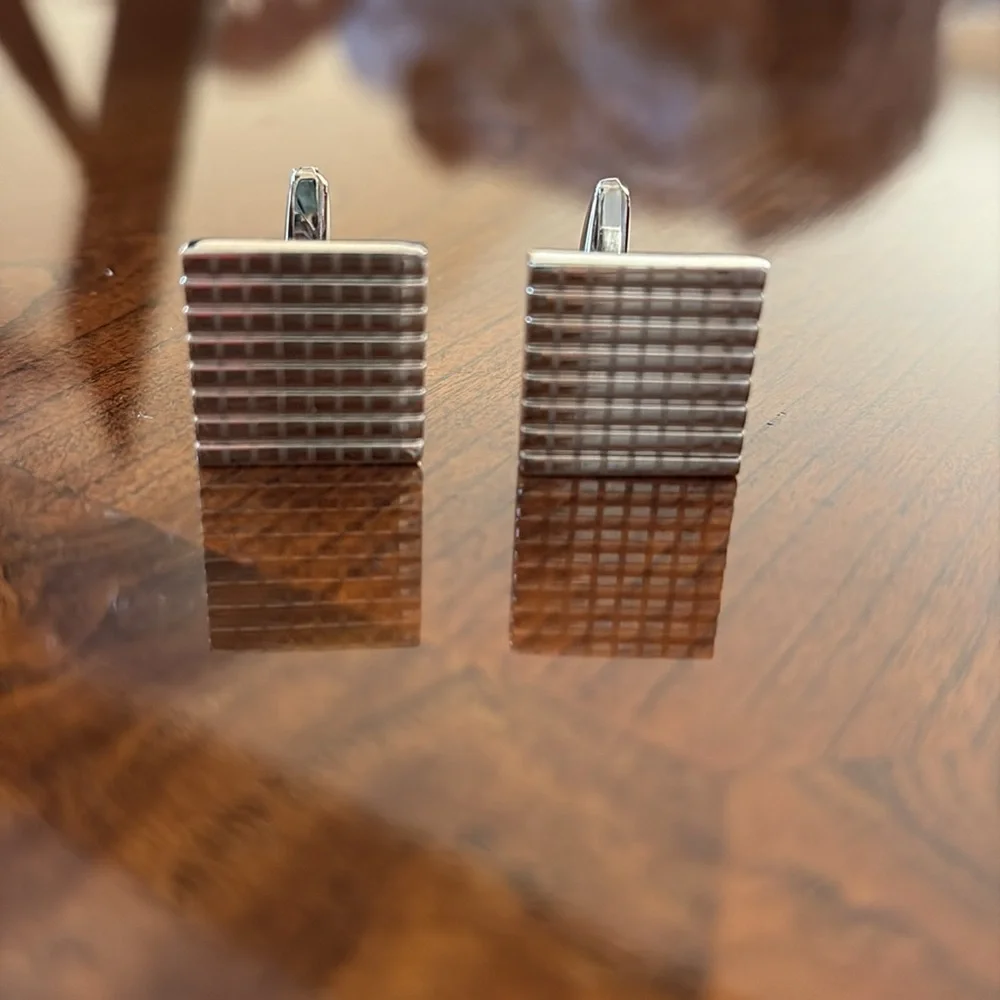 Unisex men’s women’s shinny Silver Cufflinks simple checkered elegant pattern